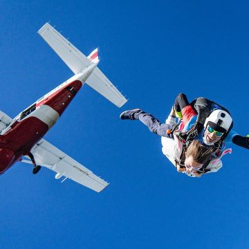 Jak przygotować się do swojego pierwszego skoku spadochronowego?